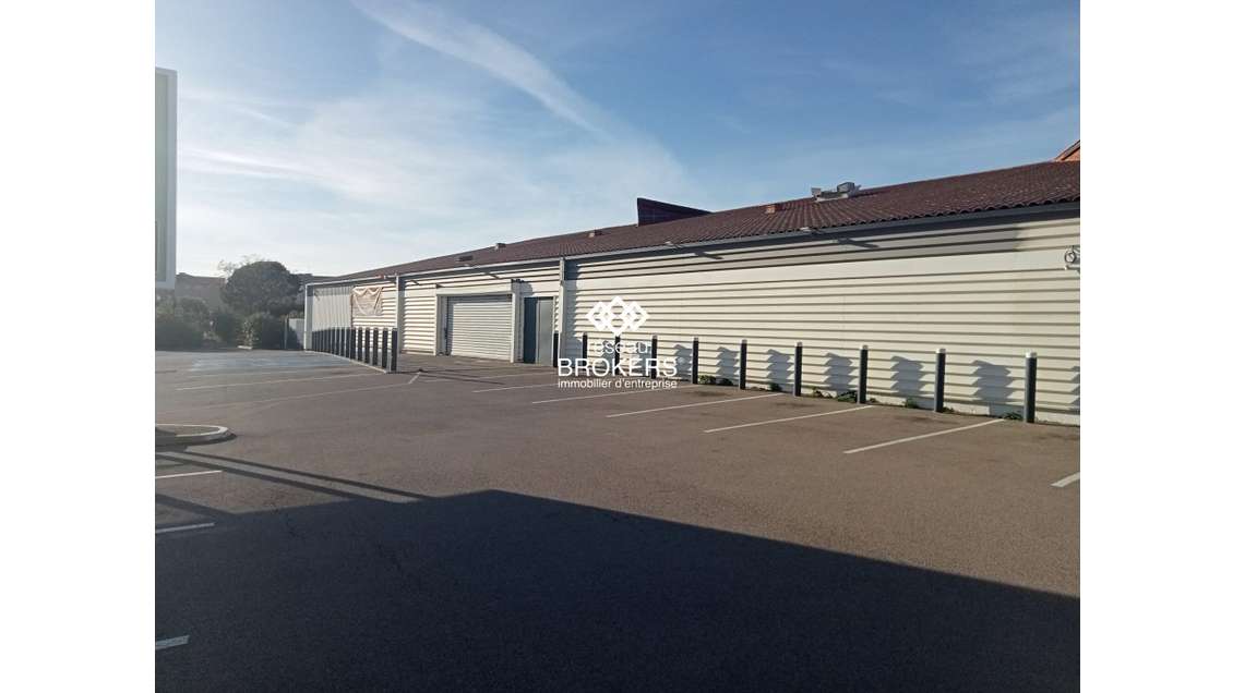 A louer local commercial 1700m² proche Perpignan