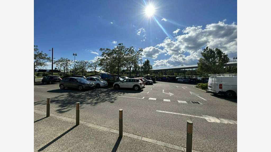 A louer superbe local à Saint-Laurent-des-Arbres