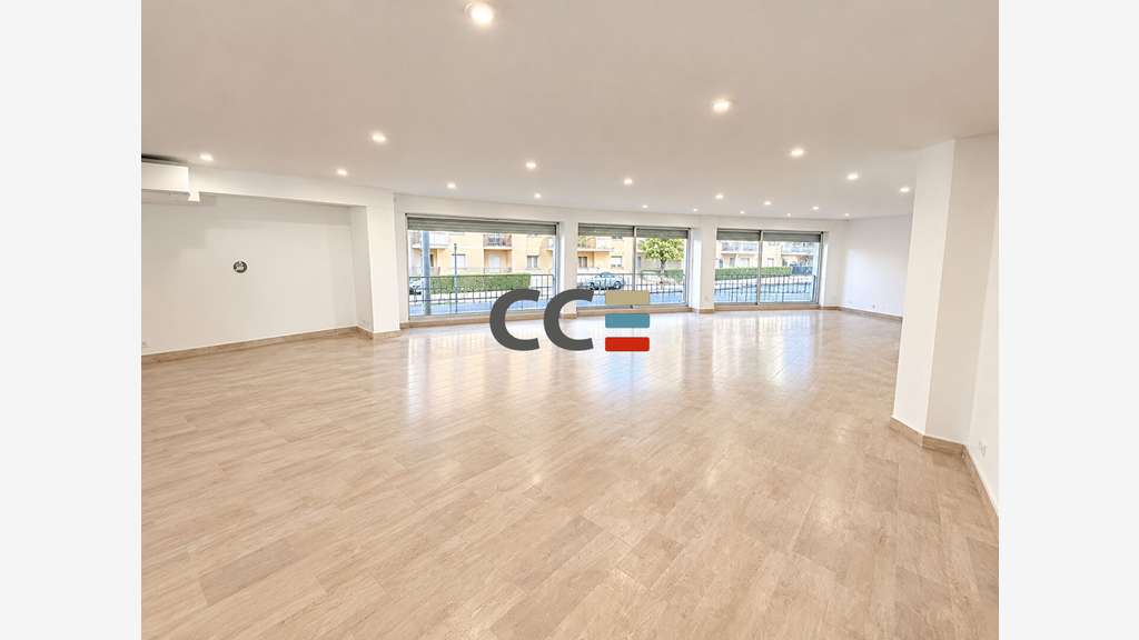 Local commercial 230m² St Laurent du Var Cap 3000