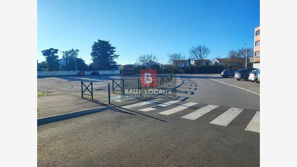 A louer local 665m² à Saint-Martin-de-Crau Trident