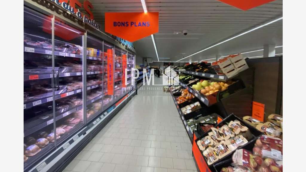 Local 687m² au centre de Saint-Martin-de-Crau