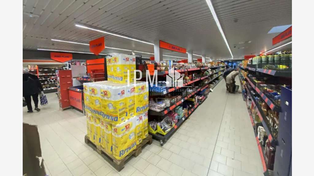 Local 687m² au centre de Saint-Martin-de-Crau