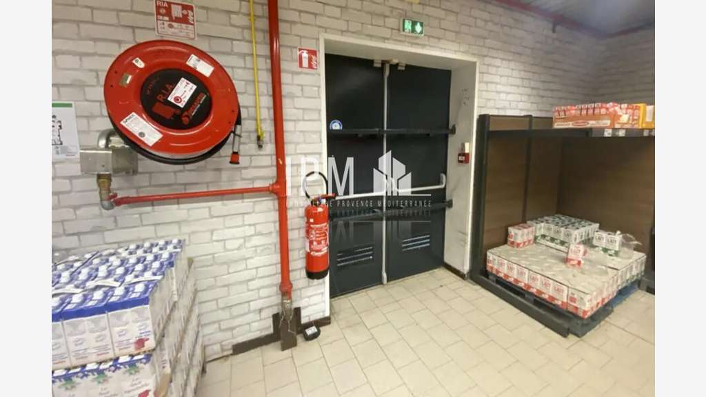 Local 687m² au centre de Saint-Martin-de-Crau