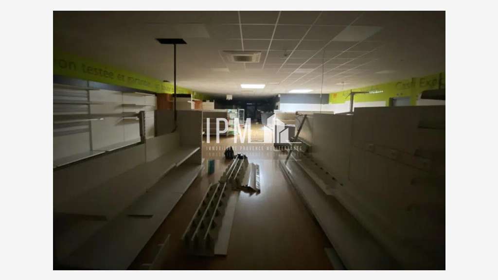 A louer local 401m² 13920 St Mitre ZAC des Etangs