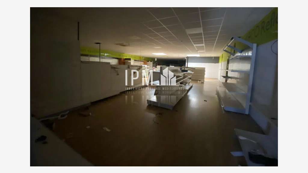A louer local 401m² 13920 St Mitre ZAC des Etangs