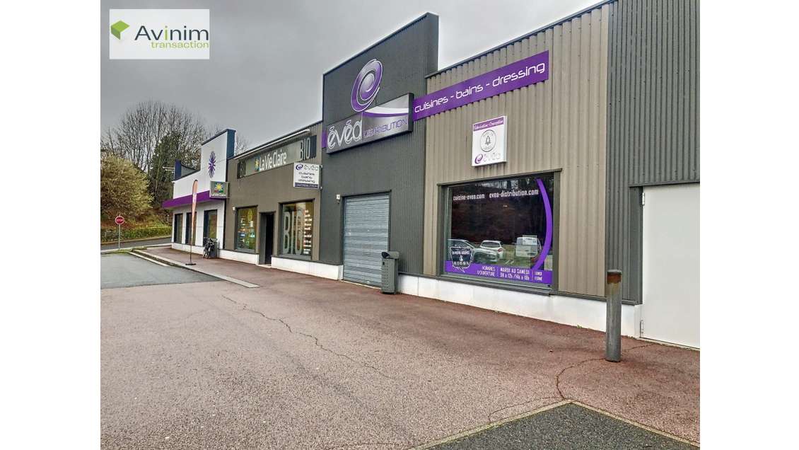 A lour local 431m² grande vitrine à Saint Nabord