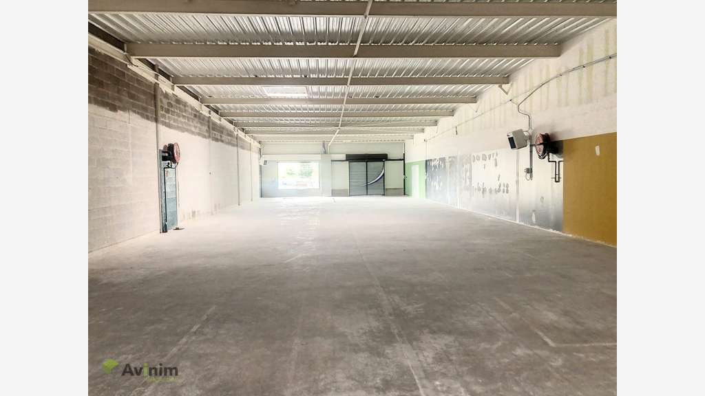 A lour local 431m² grande vitrine à Saint Nabord