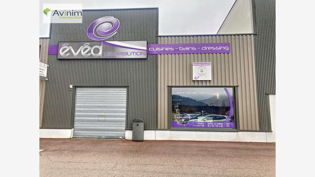 A lour local 431m² grande vitrine à Saint Nabord