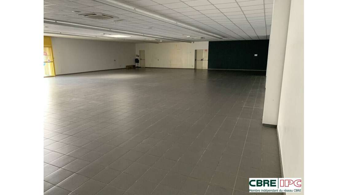 A louer local commercial 600m² à St-Pierre-du-Mont