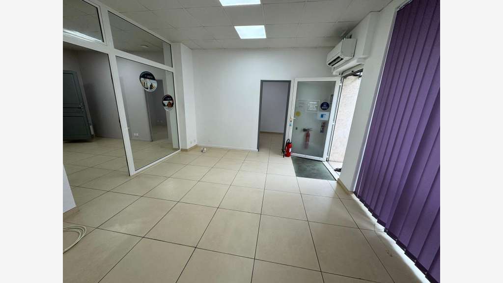 À louer local 60m² 1100 € par mois à Saint-Raphaël