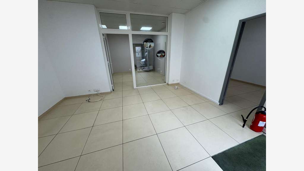 À louer local 60m² 1100 € par mois à Saint-Raphaël