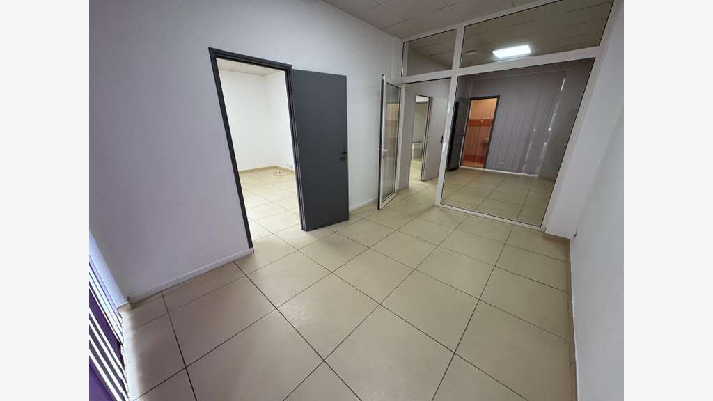 À louer local 60m² 1100 € par mois à Saint-Raphaël