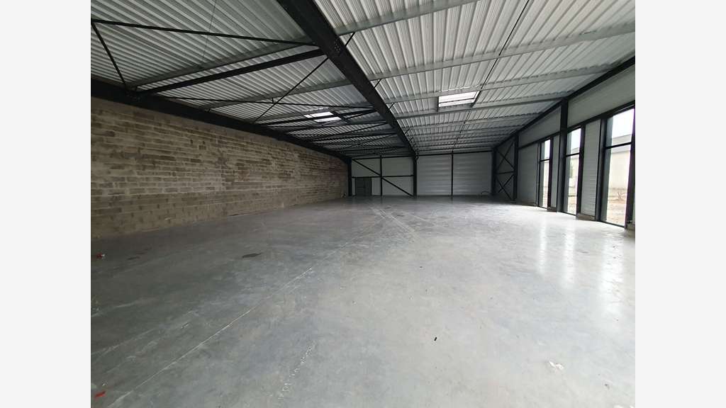 Local commercial 350m² à louer à Ste Eulalie