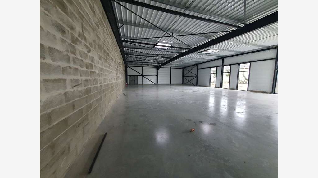 Local commercial 350m² à louer à Ste Eulalie