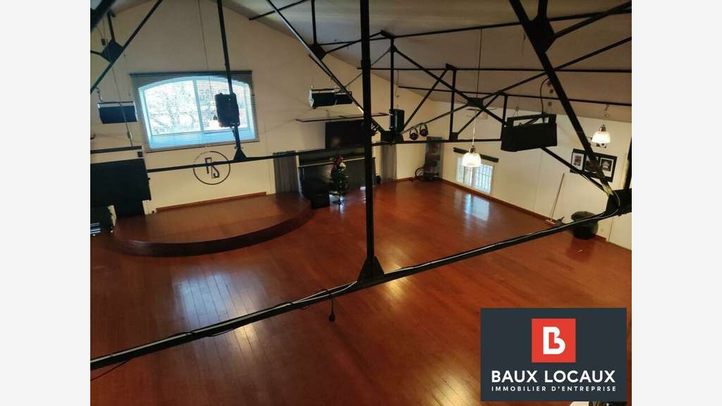 Local commercial à louer 529m² à Salon-de-Provence