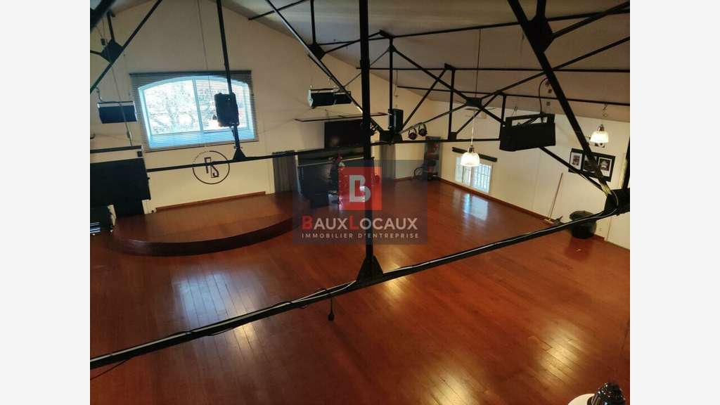 Local commercial à louer 529m² à Salon-de-Provence