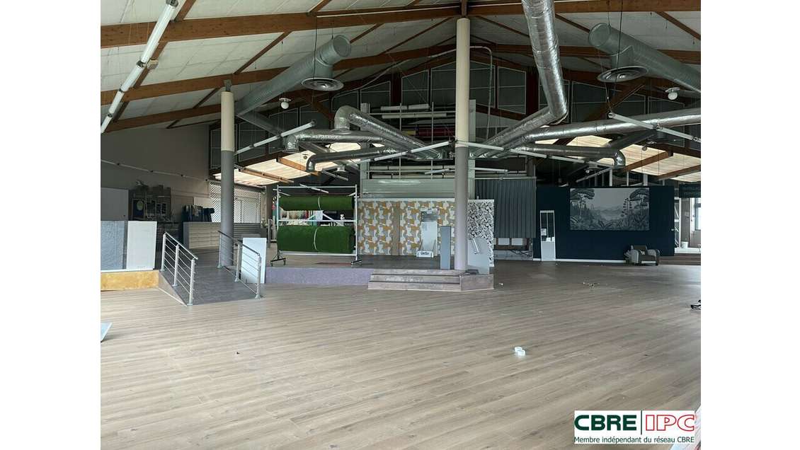 A louer local commercial 1232m² à Serres-Castet