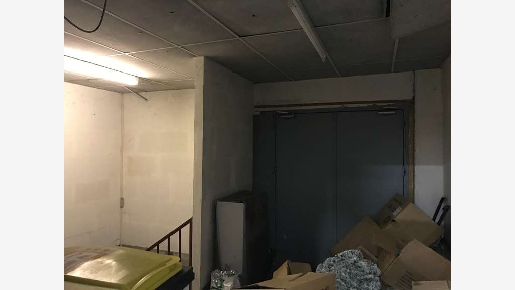 A louer local commercial 936m² axe passant Angers