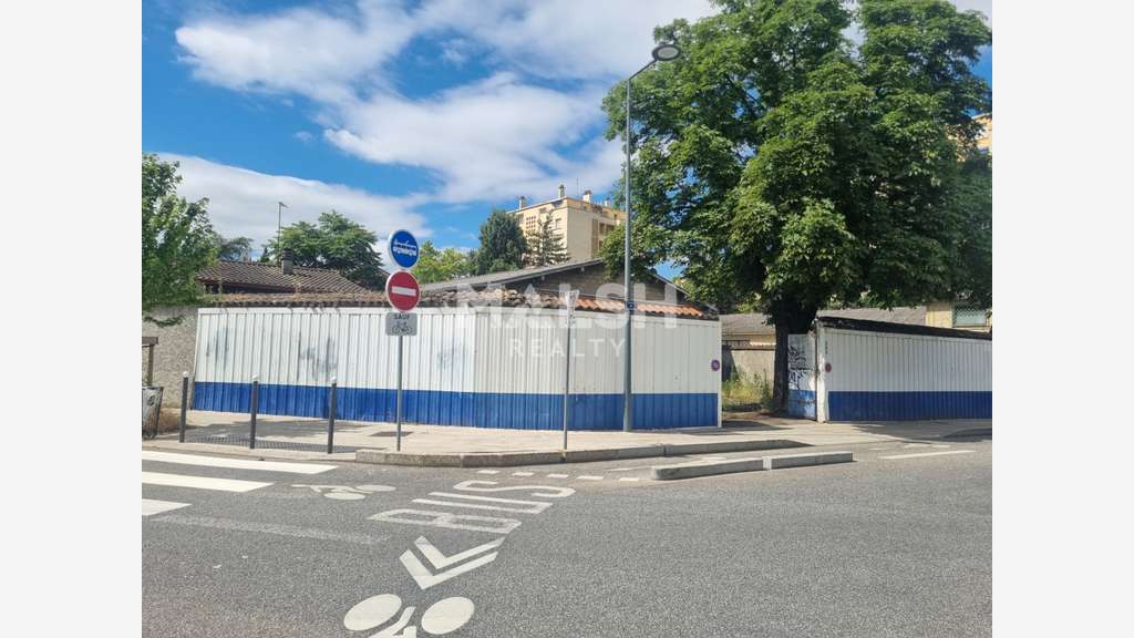 A louer local 300m² sur 903m² à Villeurbanne