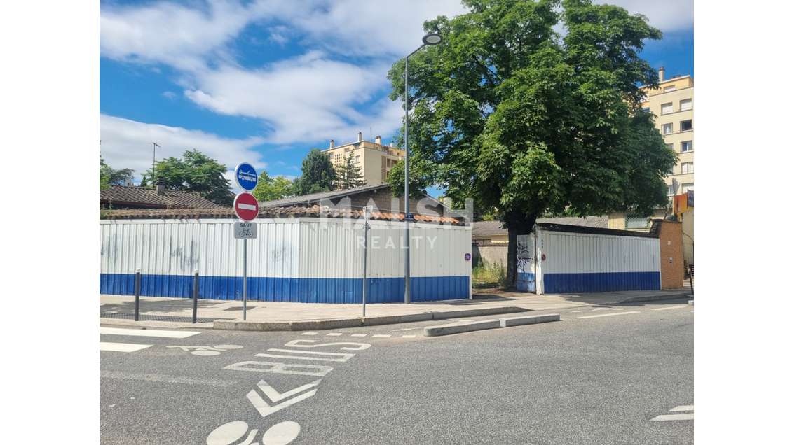 A louer local 300m² sur 903m² à Villeurbanne