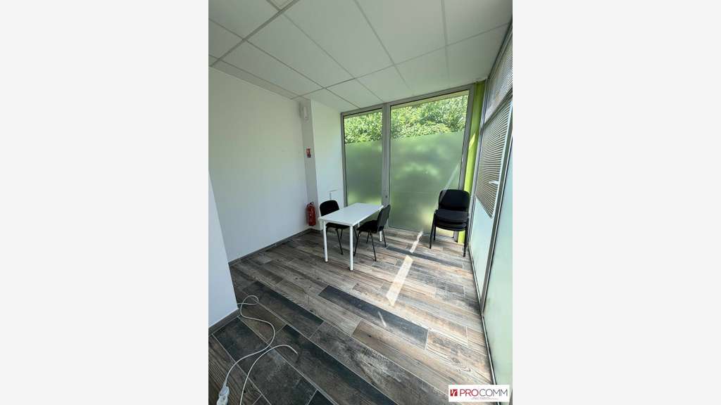 Local commercial rénové 280m² à louer à Tarascon 