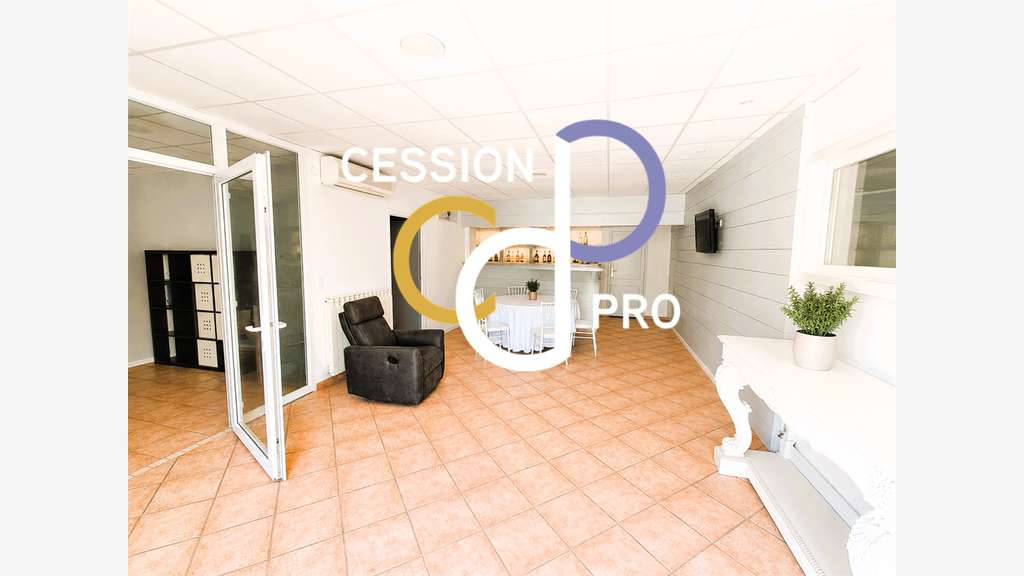 Local 290m² avec terrasse terrain 2000m² Tarascon