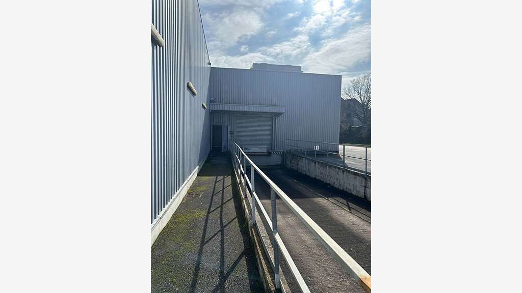 A louer local commercial 1435m² ZAC Torcy