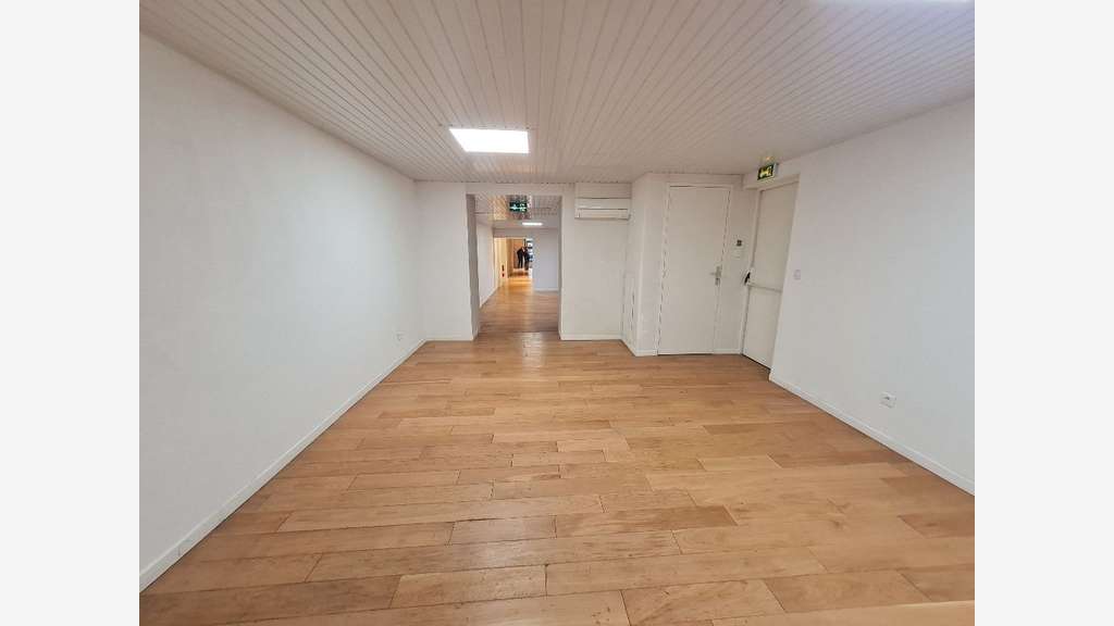 A louer local commercial 134m² empl N°1 Versailles