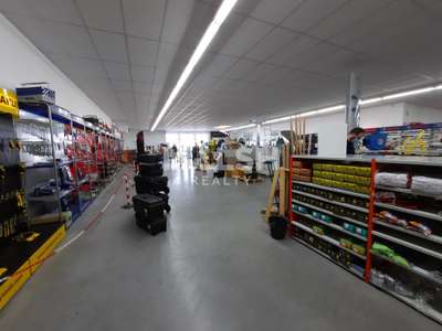 Loue local commercial 1173m² en zi Auréats Valence