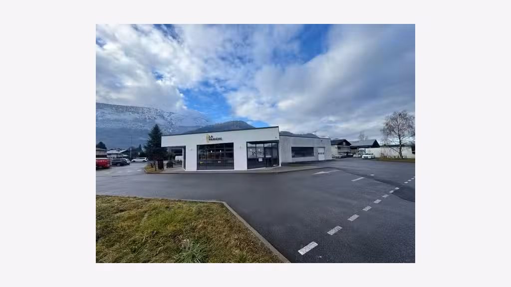 Local commercial à louer 407m² à Marnaz