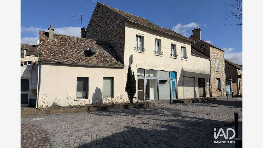 A louer local commercial à Vaux-le-Pénil centre 