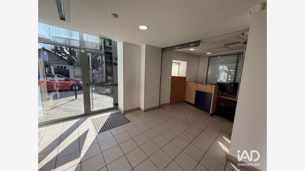 A louer local commercial à Vaux-le-Pénil centre 