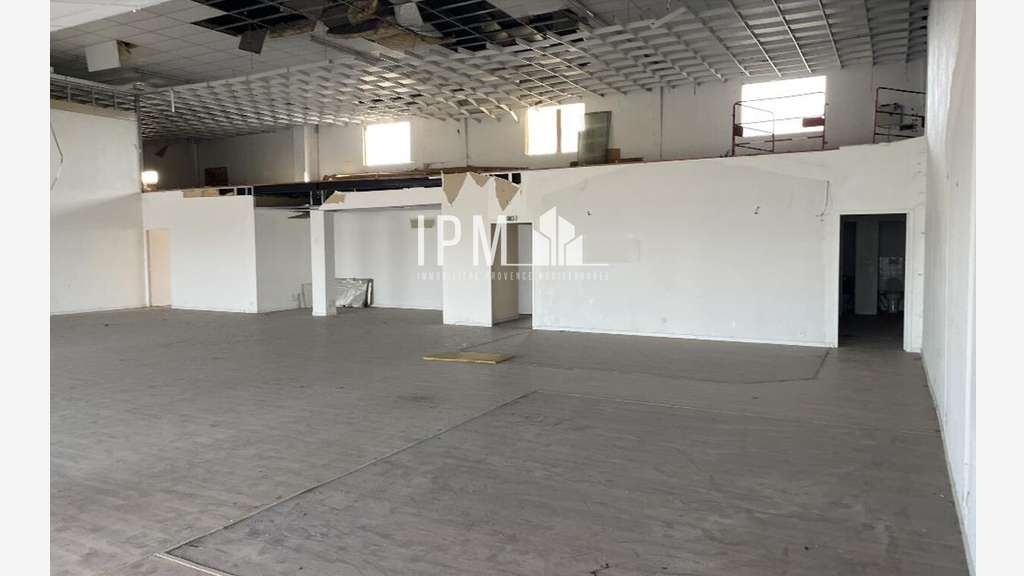 A louer local commercial  360m² en ZAC à Vedène 
