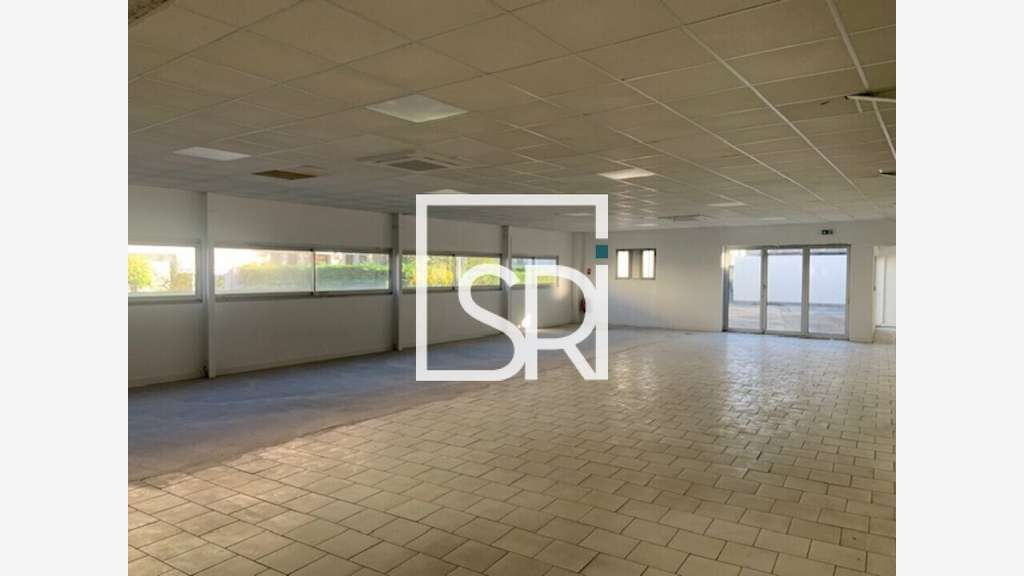 A louer spacieux local commercial 540m² à Vichy