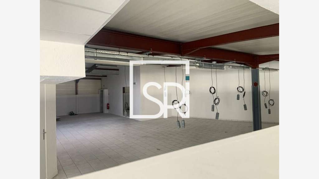 A louer spacieux local commercial 540m² à Vichy