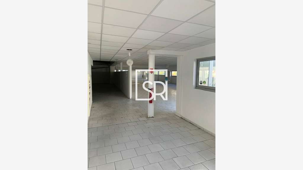A louer spacieux local commercial 540m² à Vichy