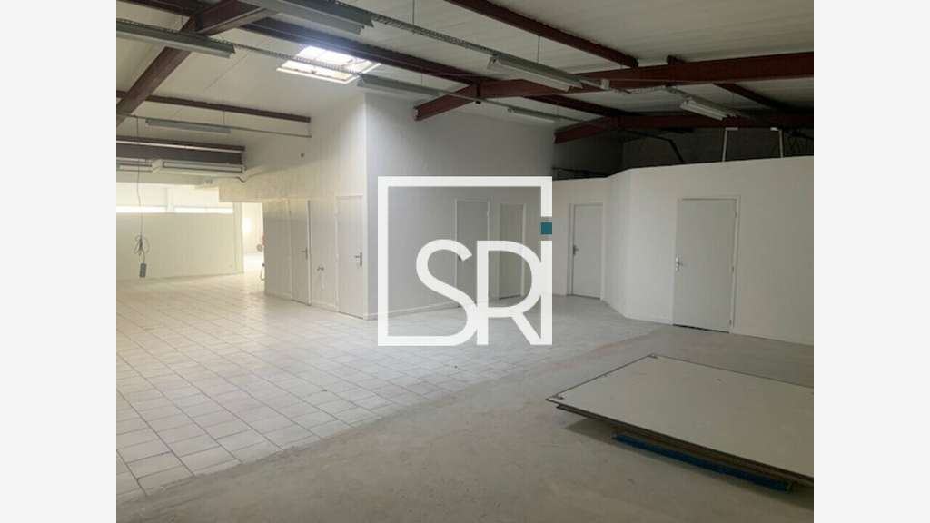 A louer spacieux local commercial 540m² à Vichy
