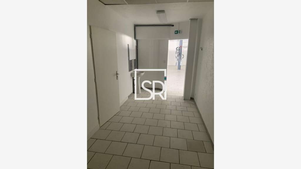 A louer spacieux local commercial 540m² à Vichy