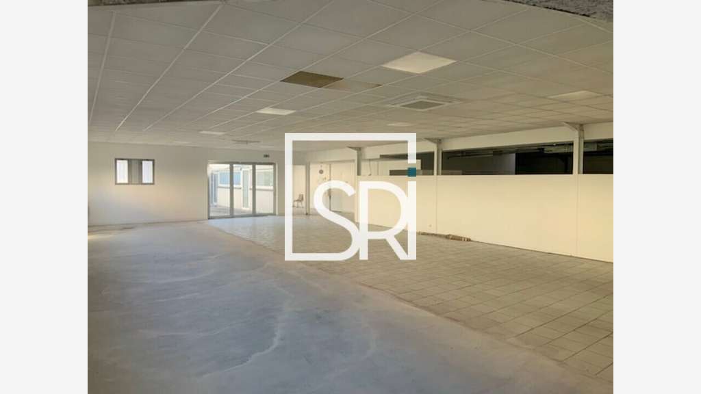 A louer spacieux local commercial 540m² à Vichy