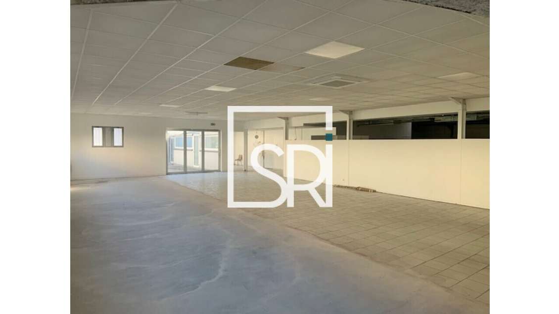 A louer spacieux local commercial 540m² à Vichy
