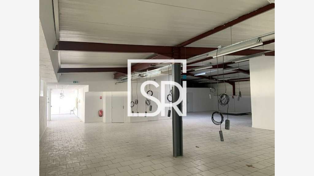 A louer spacieux local commercial 540m² à Vichy