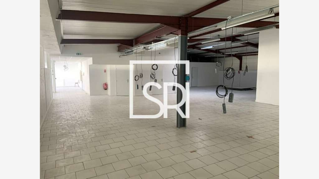 A louer spacieux local commercial 540m² à Vichy