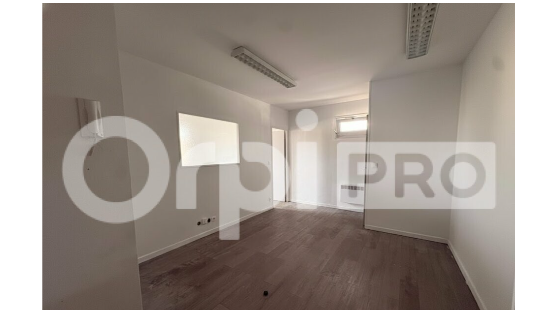 A louer très beau local 47m² à Villecresnes D319 