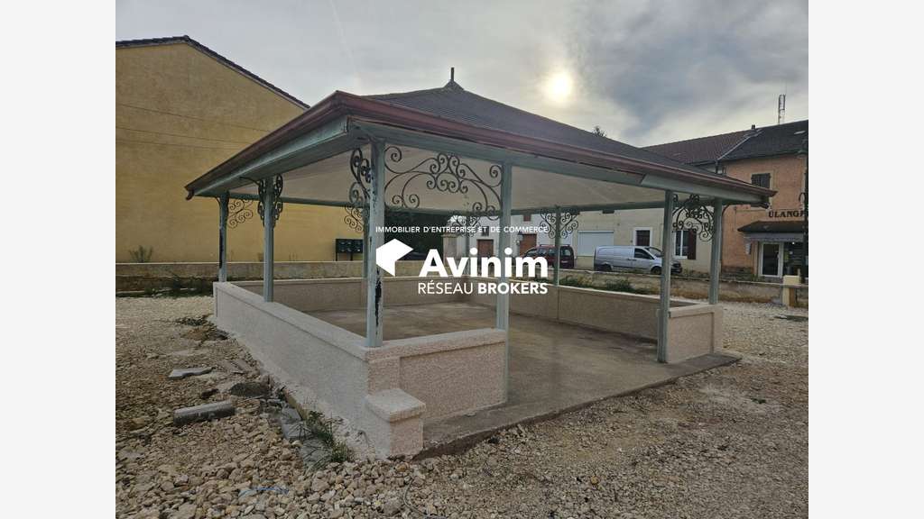 A louer locaux commerciaux 384m² à Villereversure