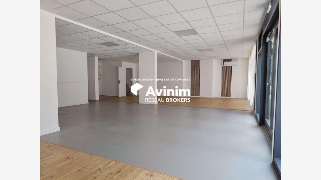 A louer cellule commerciale neuve à Voiron  