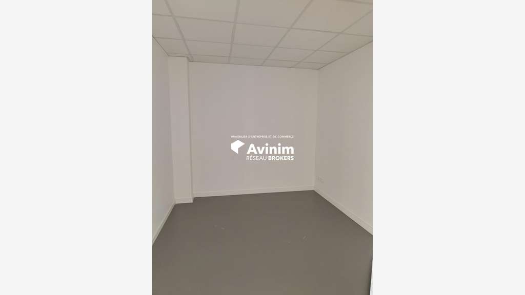 A louer cellule commerciale neuve à Voiron  