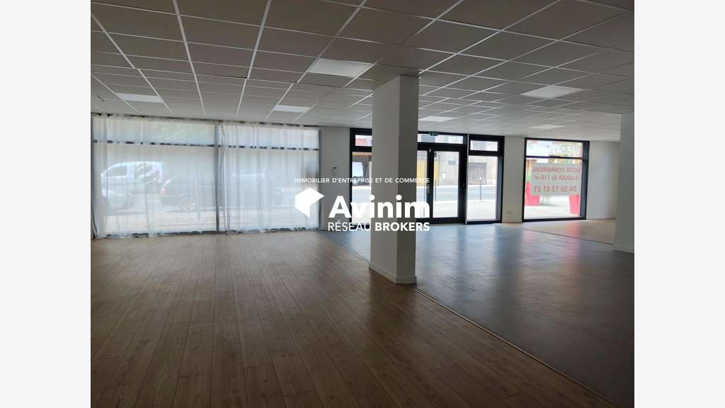 A louer cellule commerciale neuve à Voiron  