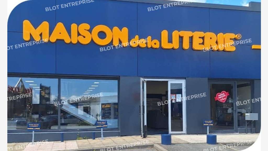 A louer local commercial  417m² en ZAC à Trignac