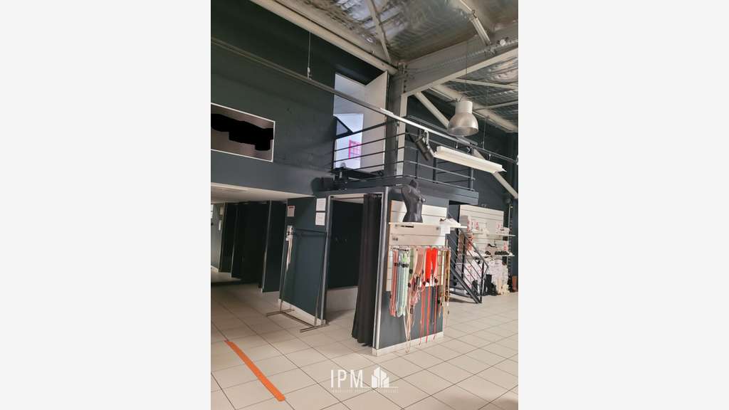 A louer local commercial 610m² Saint-Mitre ZAC
