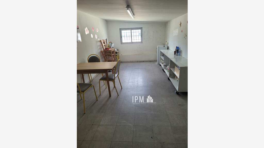 A louer local commercial 610m² Saint-Mitre ZAC